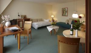 不莱梅Grothenns Hotel 3-Sterne superior的客厅配有沙发和桌子