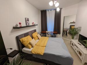 科布伦茨Schönes Apartment im Zentrum von Koblenz的一间卧室配有一张带黄色枕头的床