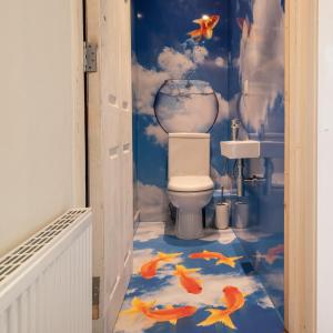 温德米尔Lakes Boutique Hostel Apartment Windermere的浴室设有卫生间,地板上涂有鱼粉