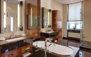 德累斯顿Bilderberg Bellevue Hotel Dresden的浴室配有两个盥洗盆和浴缸。