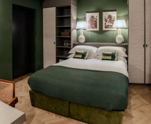 帕尔马Bellacorte Gentiluogo per Viaggiatori的一间卧室设有一张带绿色墙壁的大床
