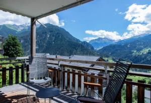 BrienzJust 10min from Lenzerheide - Apartment in Vazerol的山景阳台,配有两把椅子