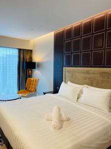 吉隆坡Platinum Suites Tower 2 KLCC的酒店客房带一张大床,带毛巾