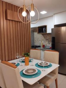 累西腓Rio Park Avenue Residence, Piedade - By TRH Invest的餐桌、椅子和吊灯