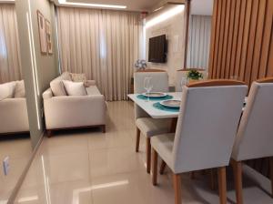 累西腓Rio Park Avenue Residence, Piedade - By TRH Invest的用餐室以及带桌椅的起居室。