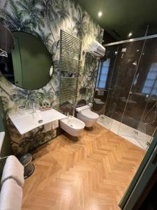 帕尔马Bellacorte Gentiluogo per Viaggiatori的浴室配有2个盥洗盆、卫生间和淋浴。