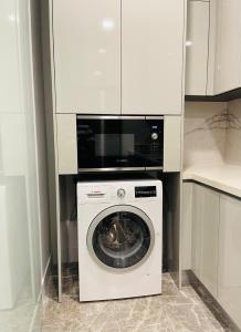 吉隆坡Platinum Suites Tower 2 KLCC的以及带微波炉的洗衣机。