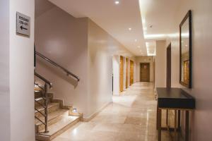 奥韦里AMBER CITY HOTELS的走廊设有楼梯和黑色柜台