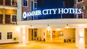 奥韦里AMBER CITY HOTELS的一座建筑,上面标有读城市舞蹈酒店