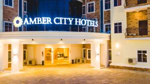 奥韦里AMBER CITY HOTELS的一座建筑,上面标有读取癌症城市酒店