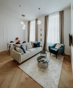 奥西耶克LAVilla Osijek的客厅配有沙发和桌子