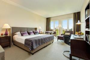 慕尼黑罗科洛克福特查尔斯酒店的一间卧室设有一张床和一间客厅。