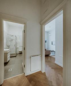 奥西耶克LAVilla Osijek的一间白色墙壁和大门廊的浴室