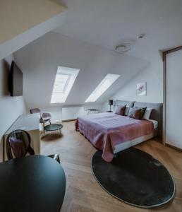 奥西耶克LAVilla Osijek的卧室配有一张床和一张桌子及椅子