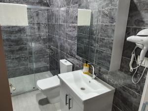 伊斯坦布尔ÖZTÜRKS HOTEL的浴室配有白色水槽和卫生间。