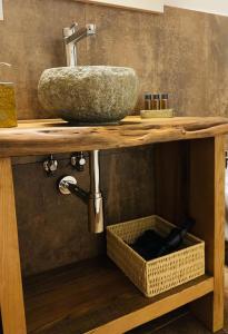 佛罗伦萨Oro Nero Florence的木制柜台上带水槽的浴室