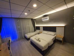 伊斯坦布尔ÖZTÜRKS HOTEL的酒店客房带两张床,还有蓝色的灯光