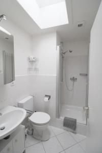 库克斯港Ebbe 6的带淋浴、卫生间和盥洗盆的白色浴室