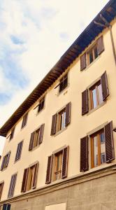 佛罗伦萨Oro Nero Florence的一座设有棕色百叶窗的建筑