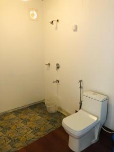 阿贡达Agonda Beach Chalets的一间位于客房内的白色卫生间的浴室
