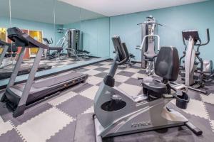 拉伯克Super 8 by Wyndham Lubbock West的健身房设有跑步机和椭圆机