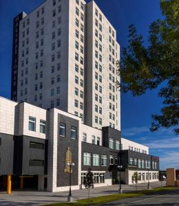 哈利法克斯Halifax Tower Hotel & Conference Centre, Ascend Hotel Collection的建筑前高大的白色建筑