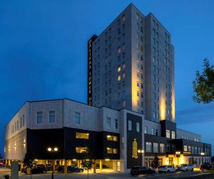 哈利法克斯Halifax Tower Hotel & Conference Centre, Ascend Hotel Collection的一座高大的建筑,晚上有灯