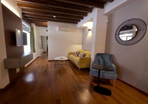 格拉纳达ISA Granada的客厅配有黄色沙发和镜子