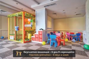 班斯科SPA Resort St Ivan Rilski - Halfboard & All Inclusive的一间房间,配有五颜六色的椅子和桌子
