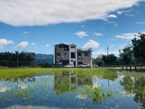 光复乡乡间小路民宿的池塘里倒影的大建筑