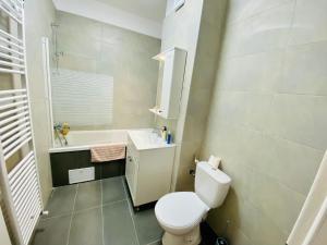 布加勒斯特Plaza Residence Studio 2的浴室配有卫生间、盥洗盆和浴缸。