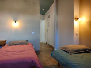 科特雷Gîte Beau Soleil的一间设有两张床的客房,