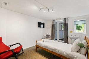 多佛尔Dover Town Rooms - Short Lets & Serviced Accommodation - Dover的一间卧室配有一张床、一把椅子和一个水槽
