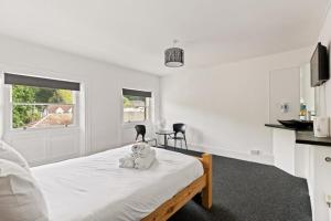 多佛尔Dover Town Rooms - Short Lets & Serviced Accommodation - Dover的一间卧室,配有一张带两个泰迪熊的床