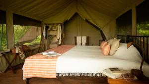SinoniEsirai Camp的帐篷内一间卧室,配有一张床
