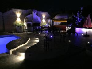 Ix-XgħajrietColours - a sweet complex in a fairytale setting的庭院在晚上配有桌椅