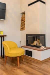 HărmanThe Good House - Harman的客厅设有黄色椅子和壁炉