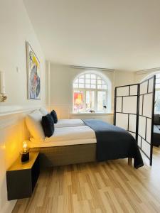 奥尔堡aday - Luxurious Studio Apartment in the Heart of Aalborg的一间卧室设有一张大床和一个窗户。
