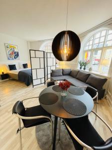 奥尔堡aday - Luxurious Studio Apartment in the Heart of Aalborg的客厅配有桌子和沙发