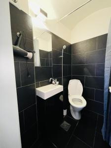 奥尔堡aday - Luxurious Studio Apartment in the Heart of Aalborg的浴室配有白色卫生间和盥洗盆。
