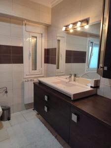 奥伦塞Piso Prol的一间带大水槽和大镜子的浴室