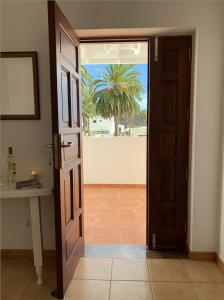 阿里亚Casa Jasmin Haria的通往棕榈树客房的开放式门