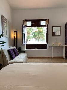 阿里亚Casa Jasmin Haria的一间卧室设有一张床和一个窗口