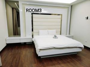 蕉赖Bungalow cheras hijauan residence HomeStay 6 bedrooms的卧室配有白色的床,上面有标牌