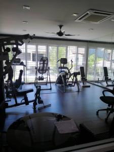Bungalow cheras hijauan residence HomeStay 6 bedrooms的健身中心和/或健身设施