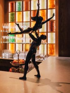 柏林Boutique Hotel Château Royal的一张桌子上跳舞的女人的雕像