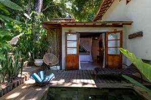 托兰克索DA GRAÇA HOTEL的花园中带小型游泳池的房子