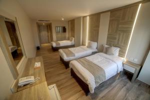 亚喀巴mass paradise2的大型酒店客房 - 带两张床和一张沙发