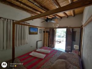 乌尼翁镇Chakana Hospedaje Rural的一间卧室配有两张床和吊扇