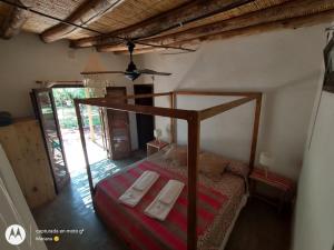 乌尼翁镇Chakana Hospedaje Rural的一间卧室配有一张床,上面有两条毛巾